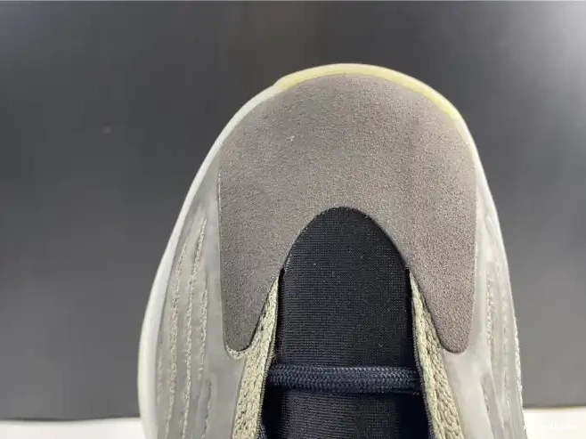 Barium Quantum Yeezy Adidas H68771 0611